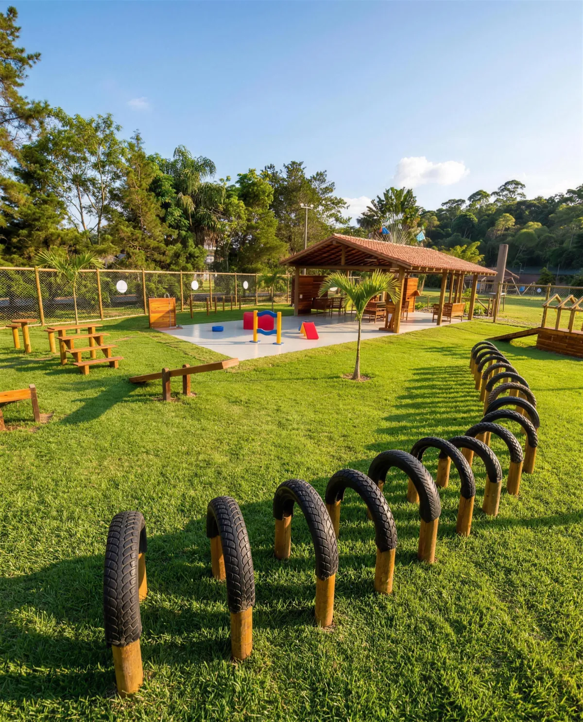 Espaço pet com circuito de agility