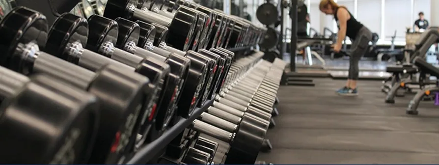 Academia com rack de halteres