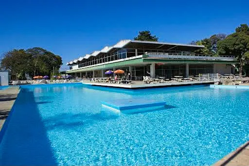 Piscina principal e sede do clube